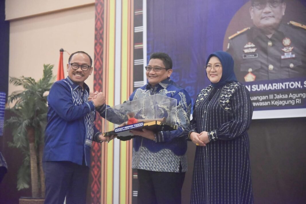 Gubernur Sulbar, Suhardi Duka, menghadiri malam ramah tamah dan lepas sambut Kepala Kajati Sulbar dari Sukarman Sumarinton kepada Budi Hartawan Pandjaitan, Selasa, 5 Mei 2026. (Foto: Opsi/Eka Musriang)