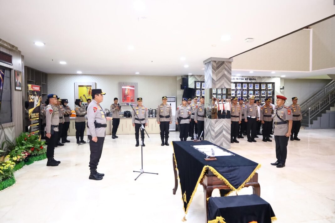 Dirreskrimum Polda Sulsel Diganti, Ini Sosok Penggantinya Upacara pergantian Dirreskrimum Polda Sulsel Kombes Pol Setiadi Sulaksono, Senin 11 Mei 2026. (Foto: Opsi/Rio)