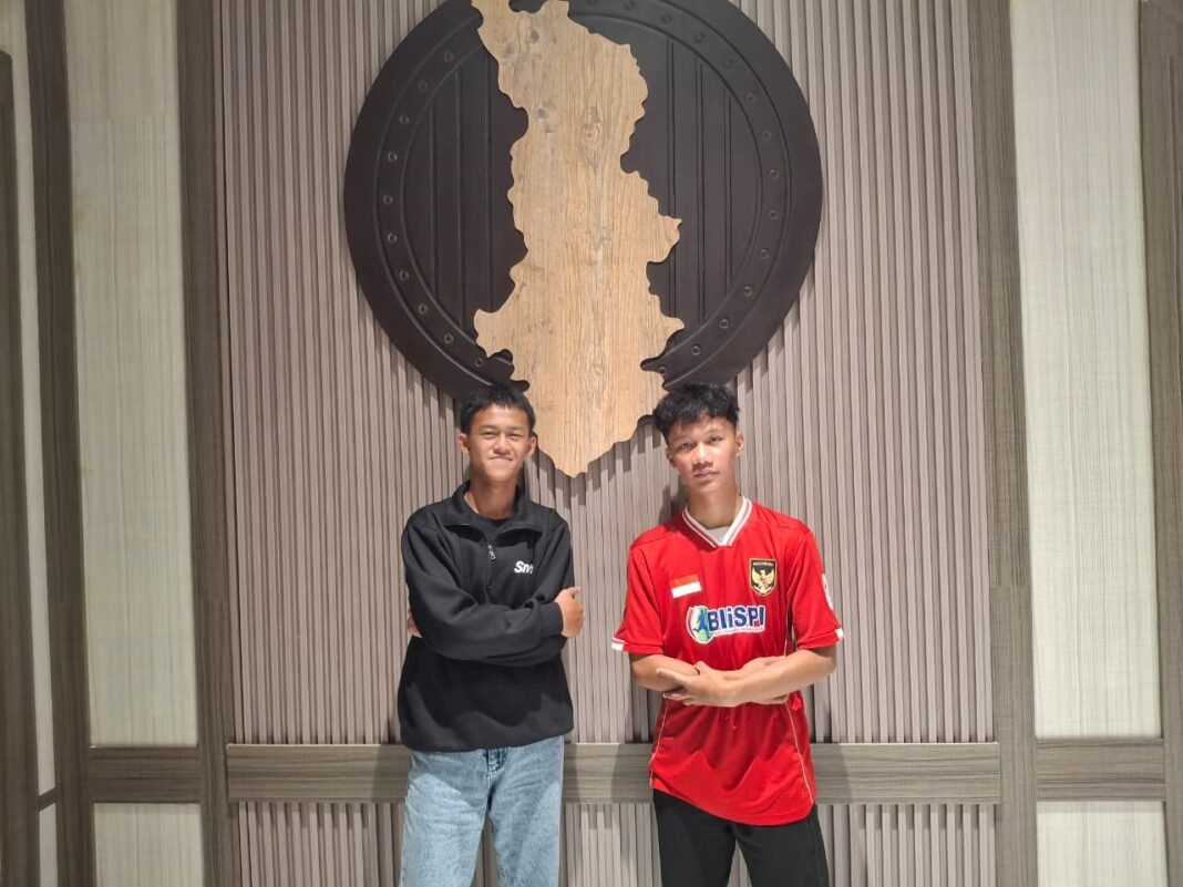 Kerja Keras Berbuah Manis, Tiga Pelajar Mamasa Wakili Indonesia di Kuala Lumpur Cup U16 Avdal Saputra (merah) dan Nadil Hamutri (hitam), dua dari tiga pelajar asal Mamasa yang berhasil menembus Timnas Pelajar Indonesia U16.