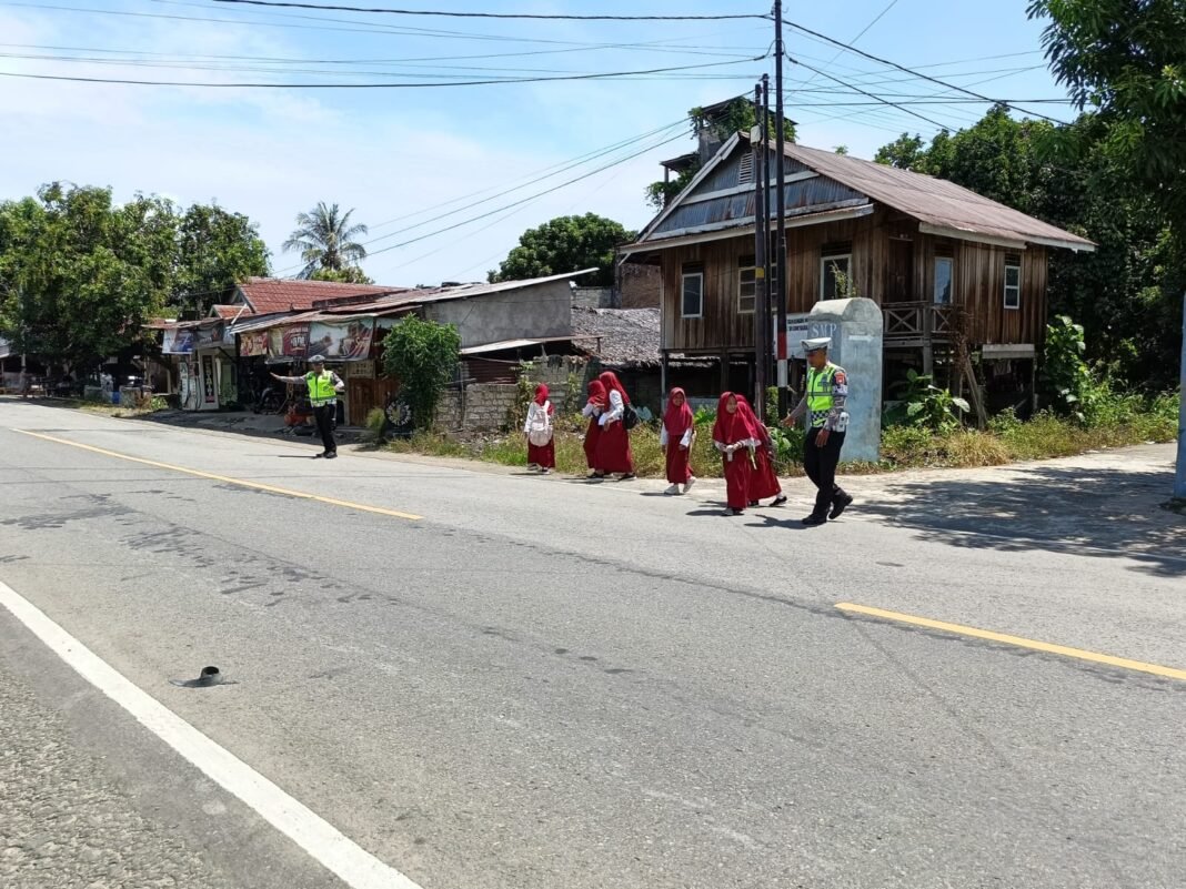 Polantas Polda Sulbar edukasi warga tertib berlalu lintas. (Foto: Opsi/Eka)