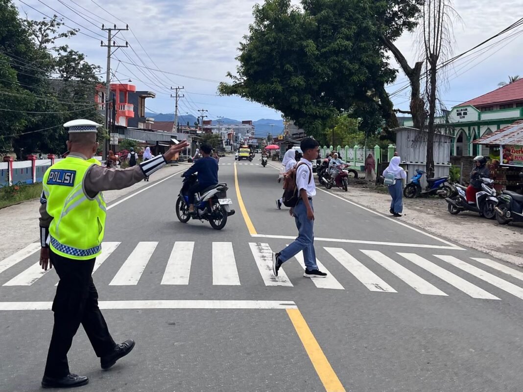 Jam Pulang Sekolah, Ditlantas Polda Sulbar Beri Pelayanan dan Edukasi Keselamatan Direktorat Lalu Lintas Polda Sulawesi Barat kembali menggelar pelayanan dan pengaturan lalu lintas secara masif di jam-jam rawan, tepatnya saat waktu pulang sekolah. (Foto: OPSI/Eka)