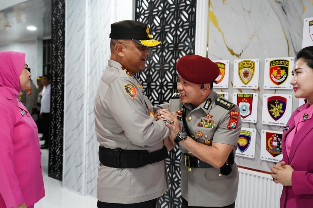 Resmi Menjabat Kapolres Metro Depok, Christian Rony Putra Dilepas Haru oleh Polda Sulbar Kapolda Sulbar, Irjen Pol Adi Deriyan Jayamarta melepas Direktur Reserse Narkoba Polda Sulbar Kombes Pol. Christian Rony Putra yang akan bertugas di Polres Metro Depok Kota. (Foto: Opsi/Eka)