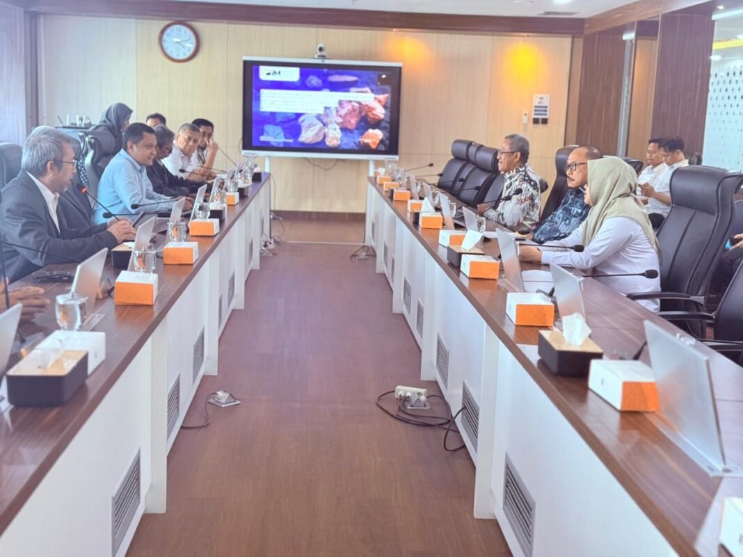 LTJ Mamuju Jadi Sorotan Nasional, Gubernur Suhardi Duka Minta Tata Kelola Berpihak ke Rakyat Gubernur Sulbar, Suhardi Duka di undang rapat bersama dengan Badan Industri Mineral (BIM) dan PT Perminas Pada Rabu, 14 Mei 2026. (Foto: Humas Pemprov Sulbar)