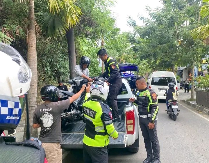 Satlantas Polres Mabar Tak Kenal Libur Edukasi Masyarakat dalam Berkendara Satlantas Polres Manggarai Barat tertibkan kendaran di Kota Labuan Bajo. (Foto: Dok. Polres Mabar)