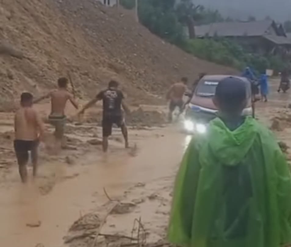 Tanah longsor yang menutup bahu jalan poros Mamasa-Mamuju di Kecamatan Aralle yang membuat kendaraan kesulitan melintas (foto: tangkapan layar)