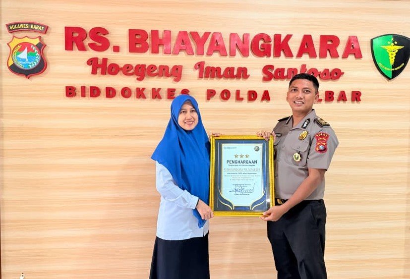 RS Bhayangkara Polda Sulbar Raih Penghargaan Digitalisasi Bintang 3 dari BPJS Kesehatan Penyerahan penghargaan digitalisasi pelayanan kesehatan kepada Kepala Rumkit Bhayangkara Hoegeng Imam Santoso dari Kepala BPJS Mamuju