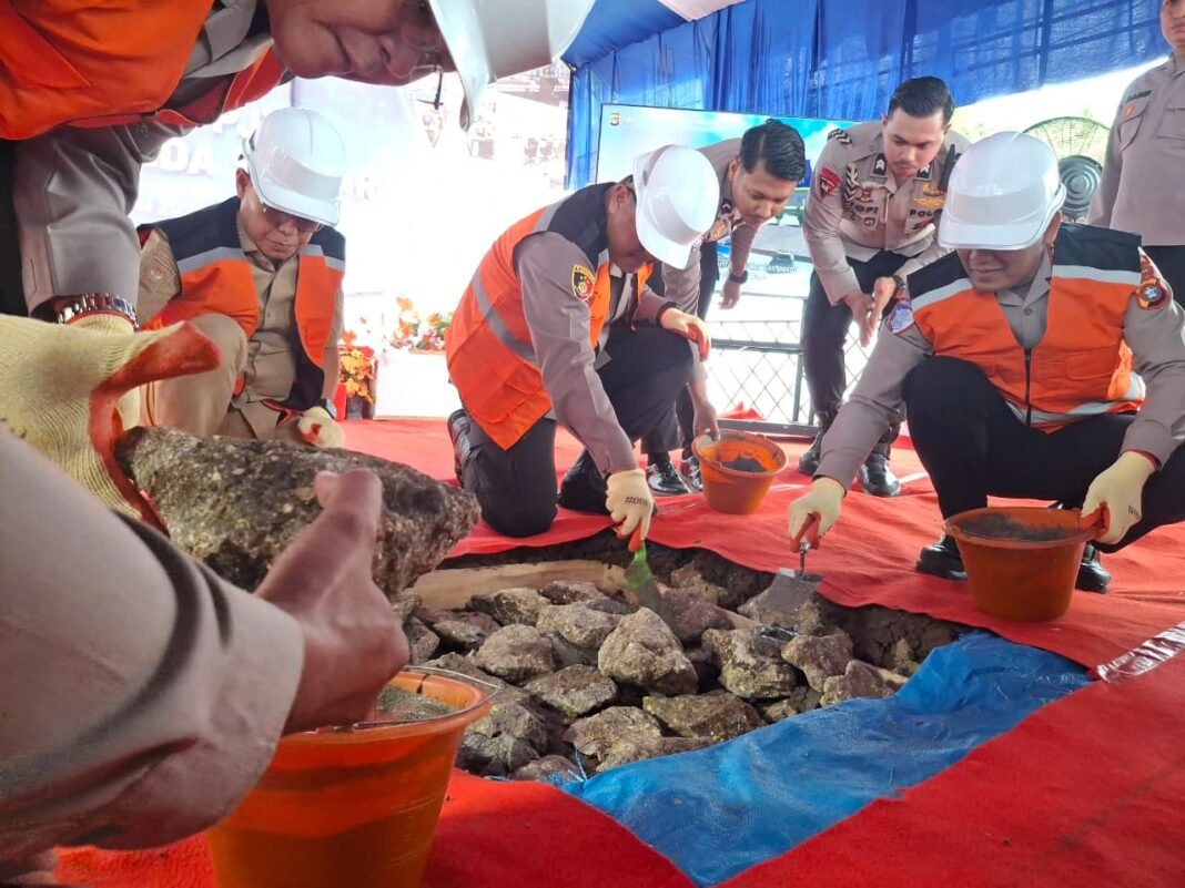 Polda Sulbar Jadi Pelopor Pembangunan Kantor PJR di Indonesia Kapolda Sulbar, Irjen Pol Adi Deriyan Jayamarta bersama Sekda Sulbar, Junda Maulana saat melakukan peletakan batu pertama pembangunan Kantor PJR Polda Sulbar. (Foto: Opsi/Eka)