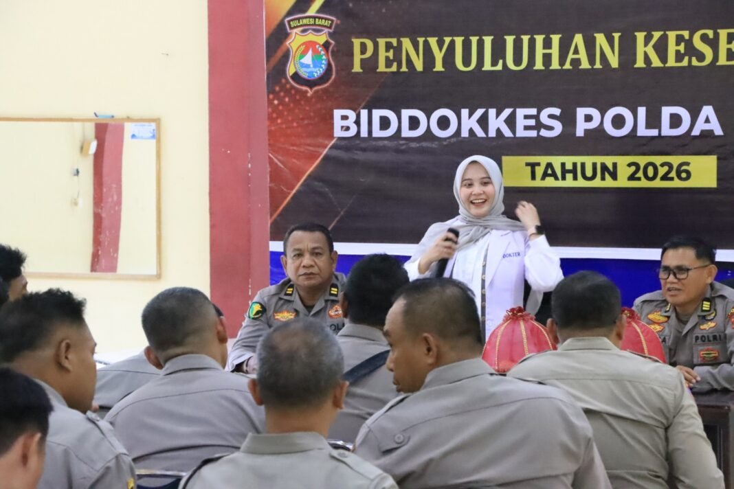Jaga Kesehatan Personel, Bid Dokkes Polda Sulbar Edukasi Bahaya Jantung dan Hipertensi Bid Dokkes Polda Sulbar saat melakukan penyuluhan kesehatan di Polres Majene. (Foto: Eka)