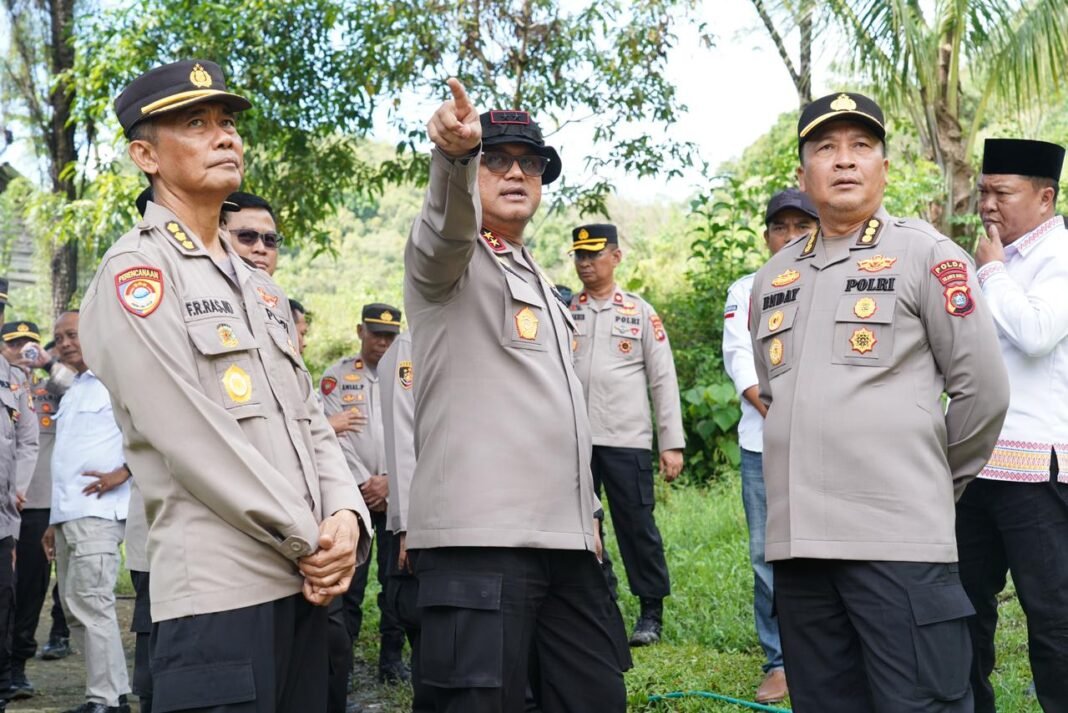 Kapolda Sulbar, Irjen Pol Adi Deriyan Jayamarta saat meninjau lokasi pos pelayanan di Pana Mamasa