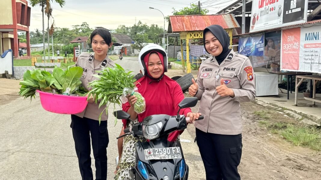 Panen Pekarangan Pangan Lestari, Pengendara Taat Lalu Lintas dapat Sayur Gratis Personel Ditlantas Polda Sulbar, saat menyerahkan sayur ke pengendara. (Foto: Opsi/Eka)