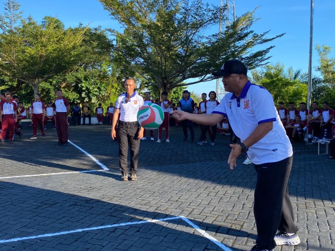 Suasana penuh keceriaan dan semangat kekompakan mewarnai Lapangan Tribrata Mapolda Sulbar, Jumat, 22 Mei 2026.