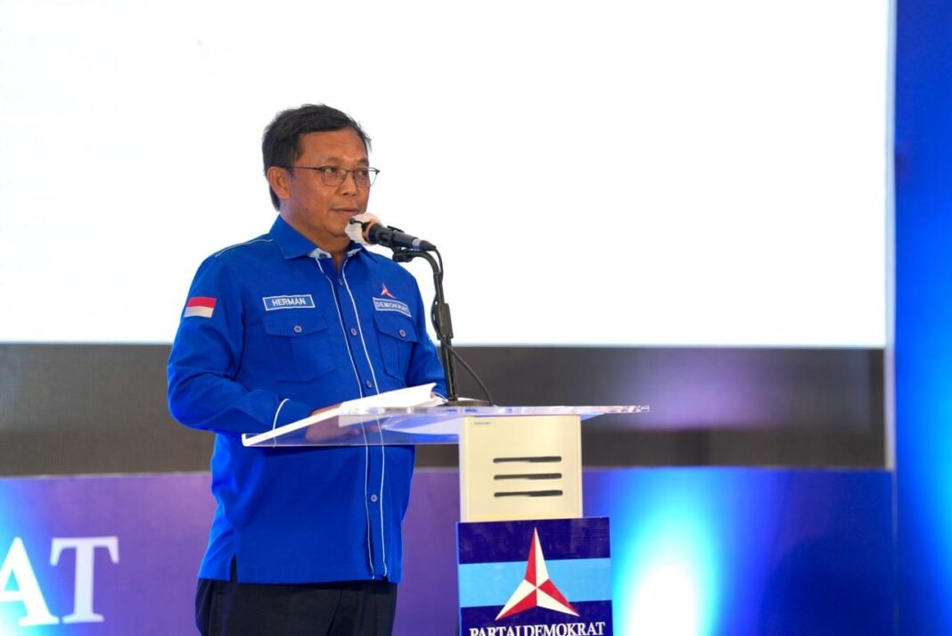 Herman Khaeron: Demokrat Ingin Jadi Partai Modern dan Kontributif bagi Bangsa Sekjen DPP Partai Demokrat, Herman Khaeron, saat menyampaikan sambutan pada Musda V DPD Demokrat Sulbar