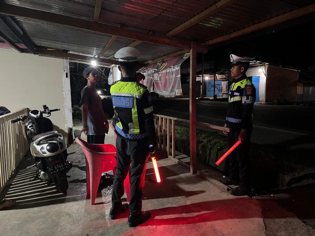 Ditlantas Polda Sulbar Perkuat Pengawasan Malam Hari demi Keselamatan Berlalu Lintas Personel Ditlantas Polda Sulbar saat melakukan patroli malam. (Foto: Opsi/Eka)