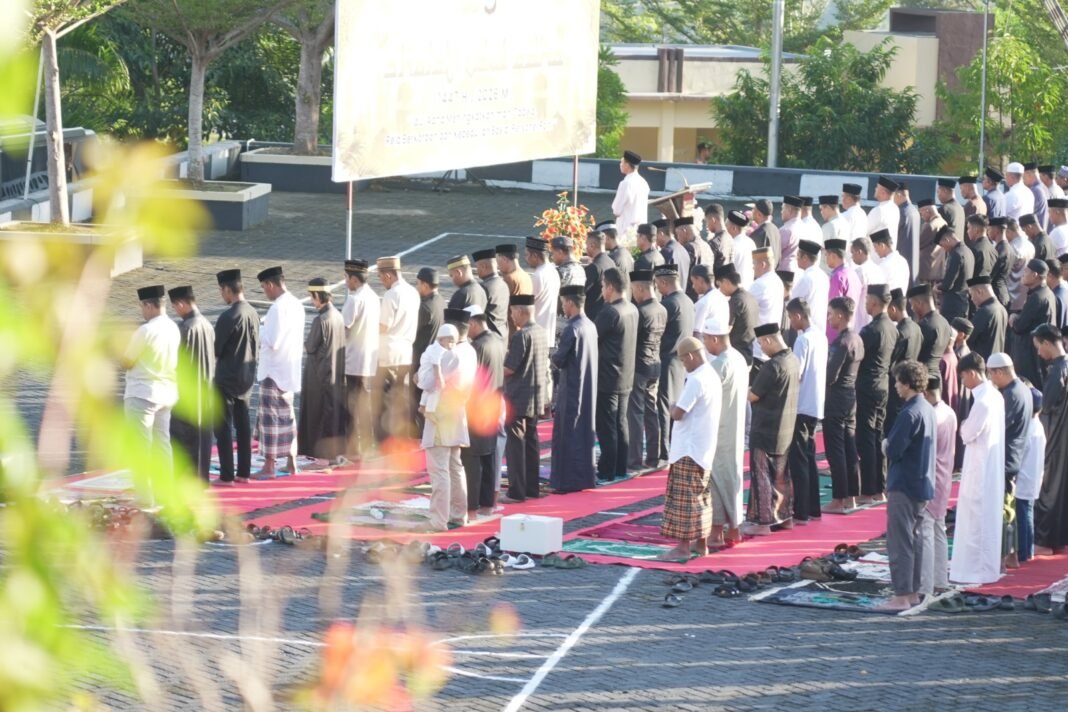 Gema Takbir Iduladha di Polda Sulbar, Refleksi Semangat Berkorban dalam Ketaatan Salat Iduladha yang berlangsung di lapangan upacara Polda Sulbar, Rabu 27 Mei 2026. (Foto: Opsi/Eka)
