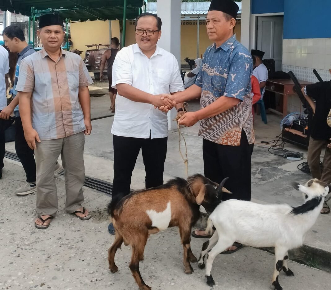 Ketua PSI Nias Selatan Serahkan Hewan Kurban di Masjid Agung Ar-Rahman Telukdalam ketua PSI