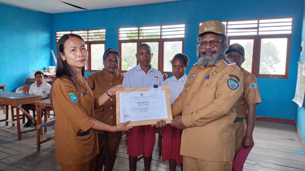 Bupati Willem Wandik Kunjungi SD Negeri Lianogoma Tolikara, Tegaskan Semangat Pendidikan dari Daerah Terpencil Bupati Tolikara Willem Wandik melakukan kunjungan ke SD Negeri Lianogoma, Distrik Lianogoma