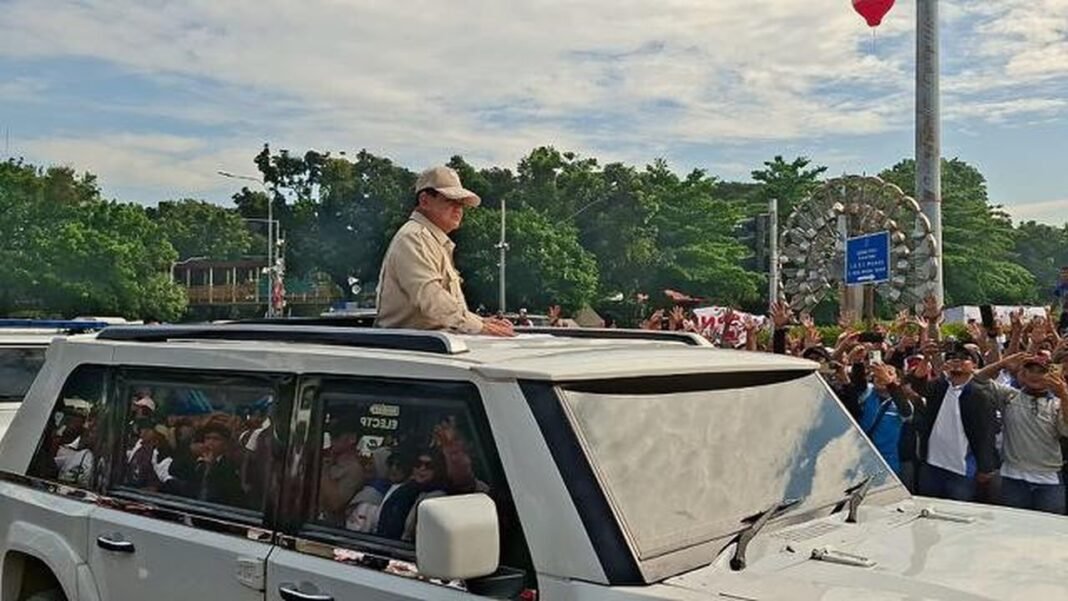 Presiden Prabowo sapa buruh yang sedng menggelar aksi di Monas, Jumat 1 Mei 2026.