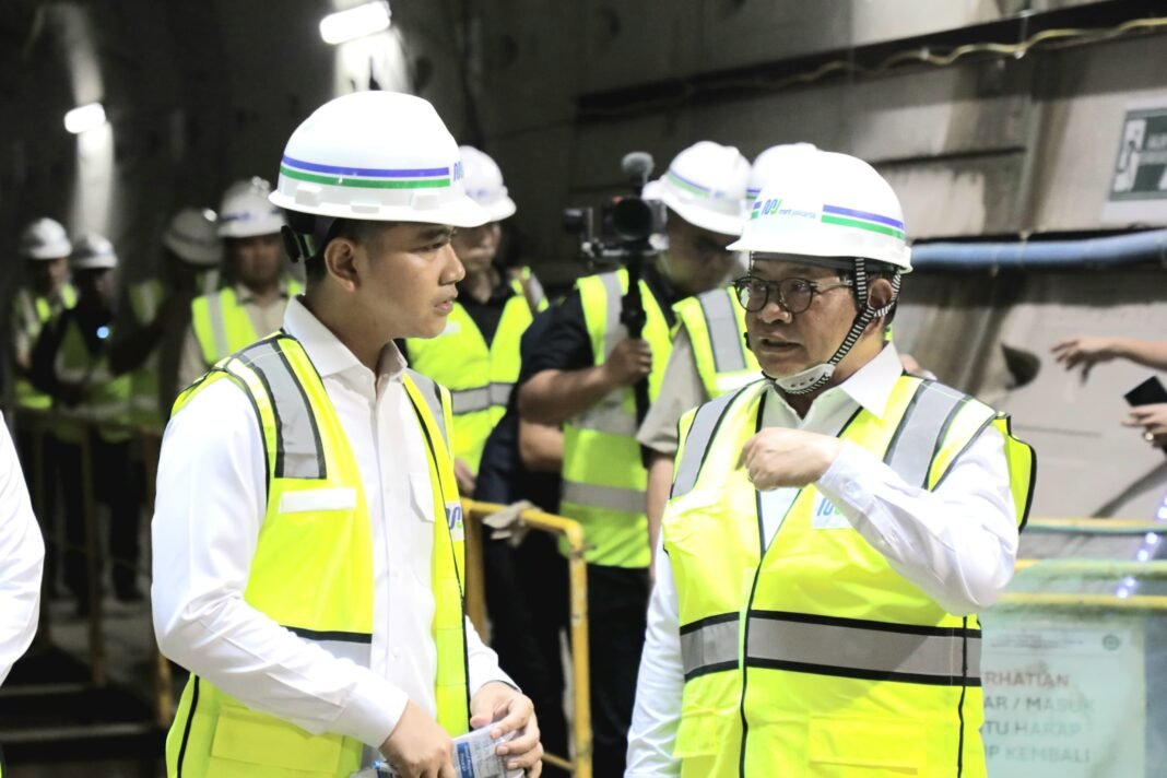 Pramono Anung Dampingi Gibran Tinjau Pembangunan MRT Jakarta Bundaran HI-Kota, Ditargetkan Beroperasi 2027 Pramono Anung Dampingi Gibran Tinjau Pembangunan MRT Jakarta Bundaran HI-Kota, Ditargetkan Beroperasi 2027