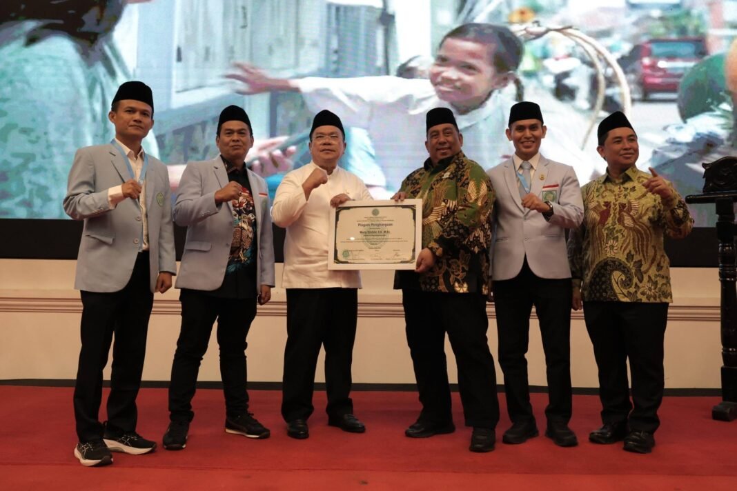 Wali Kota Wesly Terima Penghargaan BKPRMI, Dinilai Peduli Anak Yatim dan Pemuda Masjid wesly