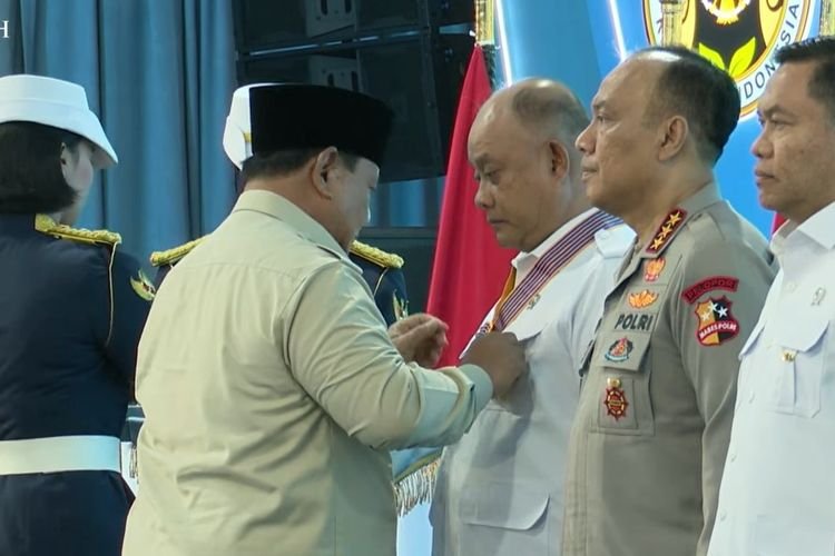 Perjalanan Dadan Hindayana: Raih Penghargaan Bintang Jasa Utama dari Presiden Prabowo, Lalu Jadi Tersangka Korupsi MBG Perjalanan Dadan Hindayana: Raih Penghargaan Bintang Jasa Utama dari Presiden Prabowo, Lalu Jadi Tersangka Korupsi MBG