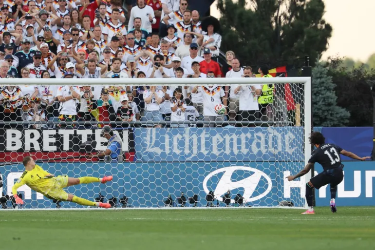 Bek Paraguay, Jose Canale, melepaskan tendangan penalti yang menaklukkan kiper Jerman Manuel Neuer untuk memastikan kemenangan Paraguay dalam adu penalti dan menyingkirkan Jerman dari Piala Dunia 2026. (Foto: Odd Andersen/AFP)