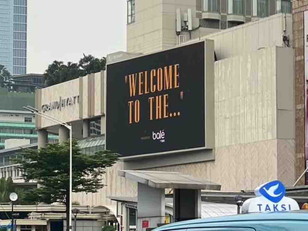 Billboard Misterius “Welcome To The” di Bundaran HI, Pertanda Konser Guns N’ Roses? Billboard di kawasan Bundaran Hotel Indonesia sukses menuai perhatian masyarakat. (Foto: Istimewa)