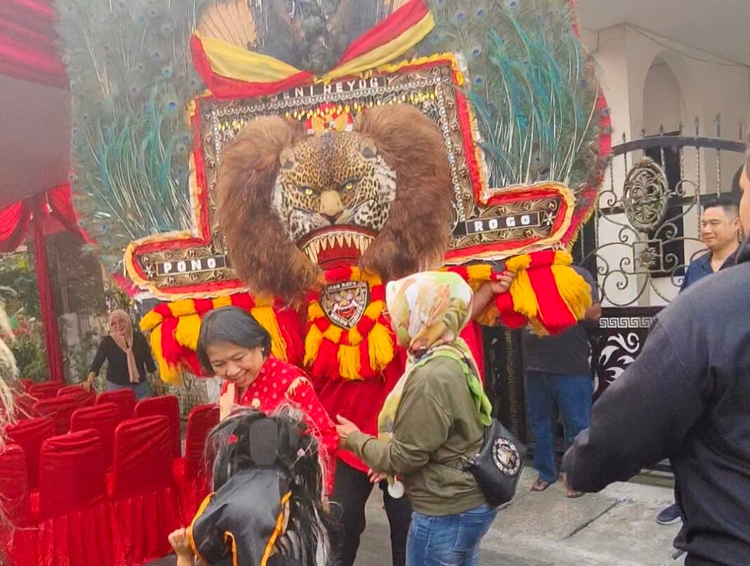 Josephine Simanjuntak PSI Disambut Reog Ponorogo saat Giat Reses di Matraman Jakarta Josephine Simanjuntak PSI Disambut Reog Ponorogo saat Giat Reses di Matraman Jakarta