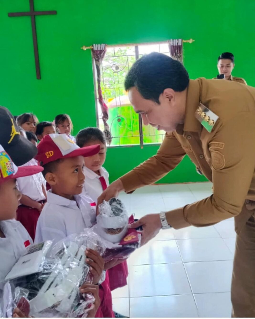 Kasus Pembunuhan Dikaitkan Seragam Sekolah, Bupati Krisman Tegaskan Program Gratis Sudah Berjalan Kasus Pembunuhan Dikaitkan Seragam Sekolah, Bupati Krisman Tegaskan Program Gratis Sudah Berjalan