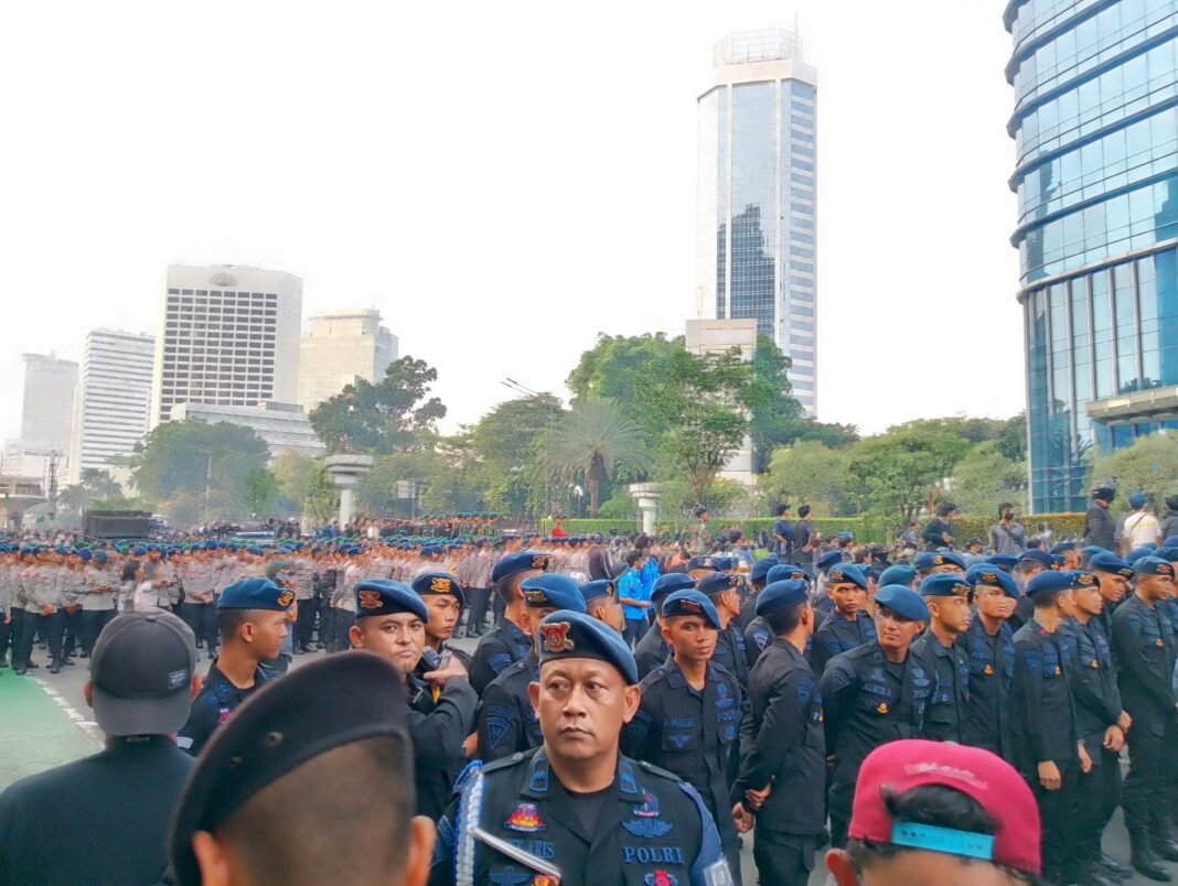 Pedemonstran Tertahan Barikade TNI-Polri, Tidak Tembus Suarakan Aspirasi di Bundaran HI Pedemonstran Tertahan Barikade TNI-Polri, Tidak Tembus Suarakan Aspirasi di Bundaran HI