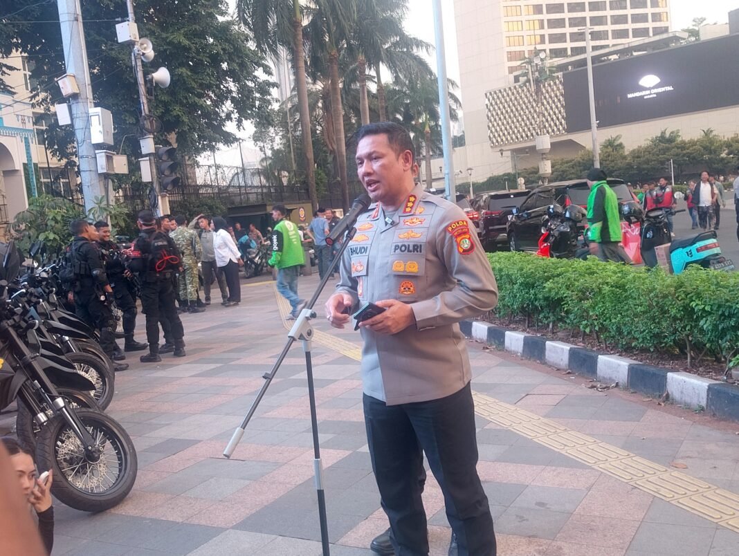 Polisi Bekuk Dua Orang Terduga Pembawa Bom Molotov Sebelum Aksi Demo di Bundaran HI Polisi Bekuk Dua Orang Terduga Pembawa Bom Molotov Sebelum Aksi Demo di Bundaran HI
