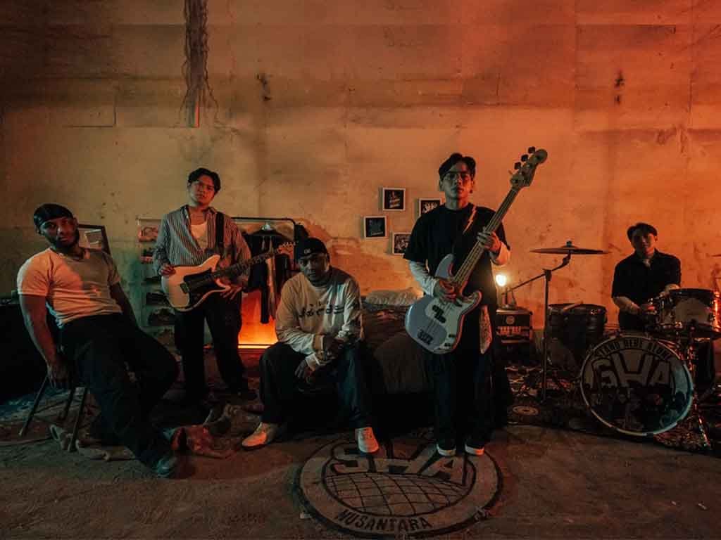 Grup band Stand Here Alone (SHA) bersama rapper 8Ball. (Foto: Istimewa)