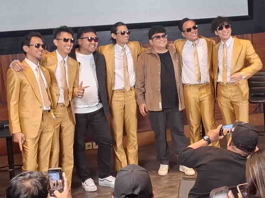 Grup band rock asal Bandung, The Changcuters berpose dengan Awwe dan Pican dari Podcast Seminggu. (Foto: Istimewa)