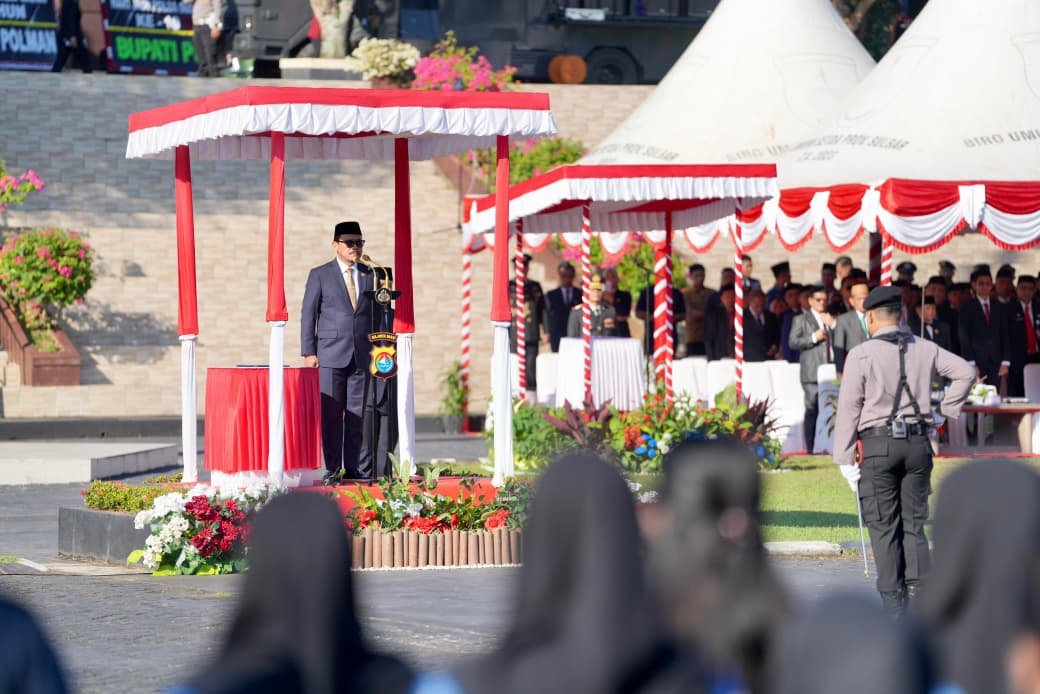 Gubernur Sulbar Tegaskan Pancasila Bukan Sekadar Pandangan Hidup Gubernur Sulbar, Suhardi Duka jadi Inspektur Upacara Hari Lahir Pancasila di Lapangan Mapolda Sulbar