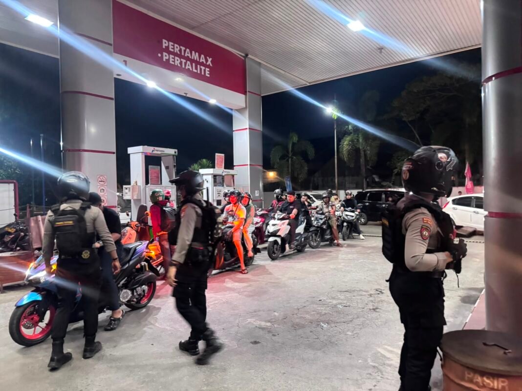 Polisi di Gowa jaga ketat antrian pengisian BBM di SPBU. (Foto: Polres Gowa)