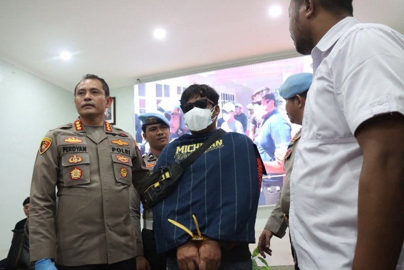 Terduga Pelaku yang Pukul Polisi saat Demo di Mamuju Ditangkap Pelaku pemukul polisi di Mamuju diciduk. (Foto: Dok.polisi)