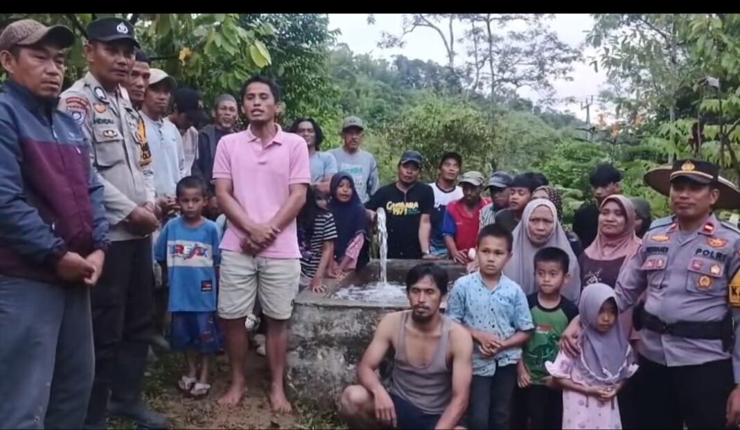 Warga Lingkungan Pepana, Kelurahan Talippuki, Kecamatan Mambi, Kabupaten Mamasa, yang mendapatkan bantuan sarana air bersih Polda Sulbar. (Foto: Opsi/Eka))