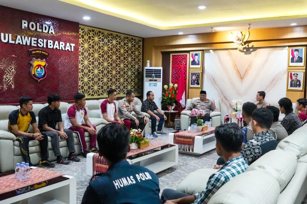 Kapolda Sulbar, Irjen Pol Adi Deriyan Jayamarta saat melepas tim sepak bola Bhayangkara Polda Sulbar