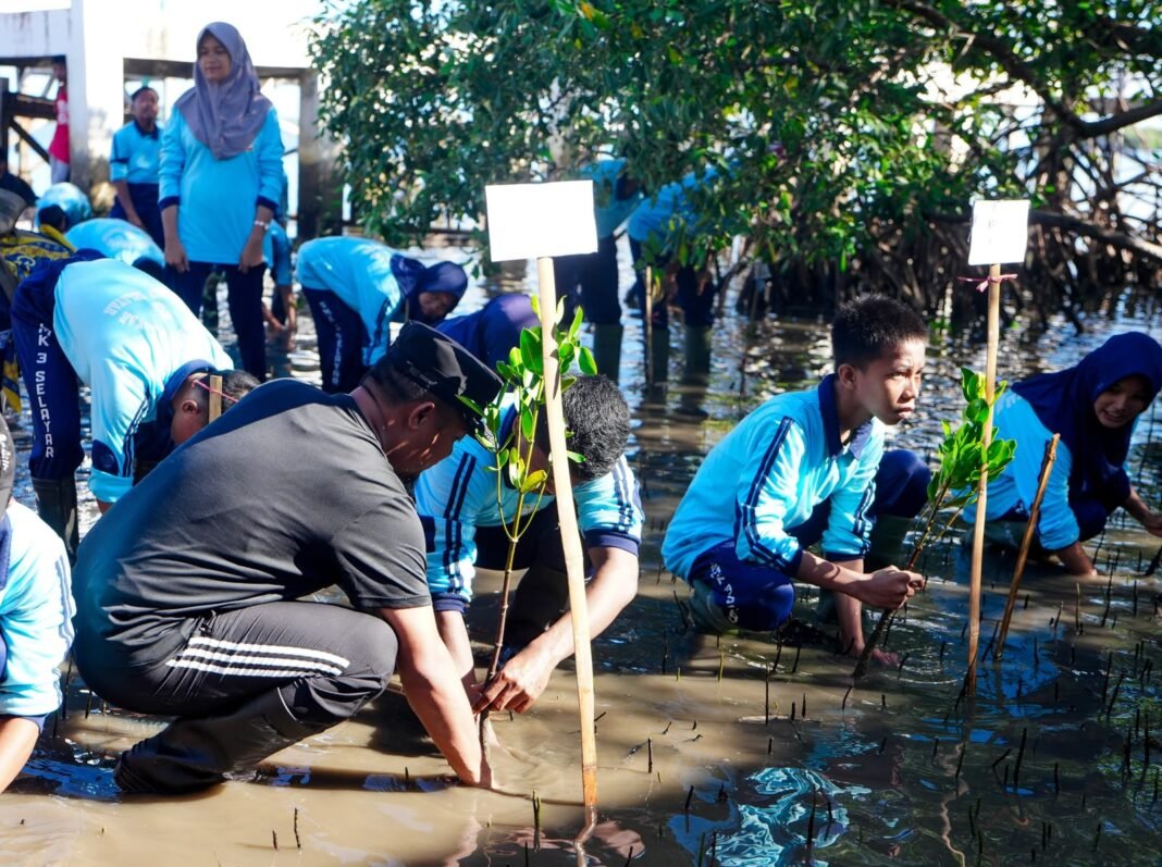 Hari Lingkungan Hidup Sedunia, Pemprov Sulsel Tanam 1.000 Mangrove di Selayar Gubernur Sulsel, Andi Sudirman Sulaiman tanam 1.000 Mangrov di Selayar. (Foto: Humas)