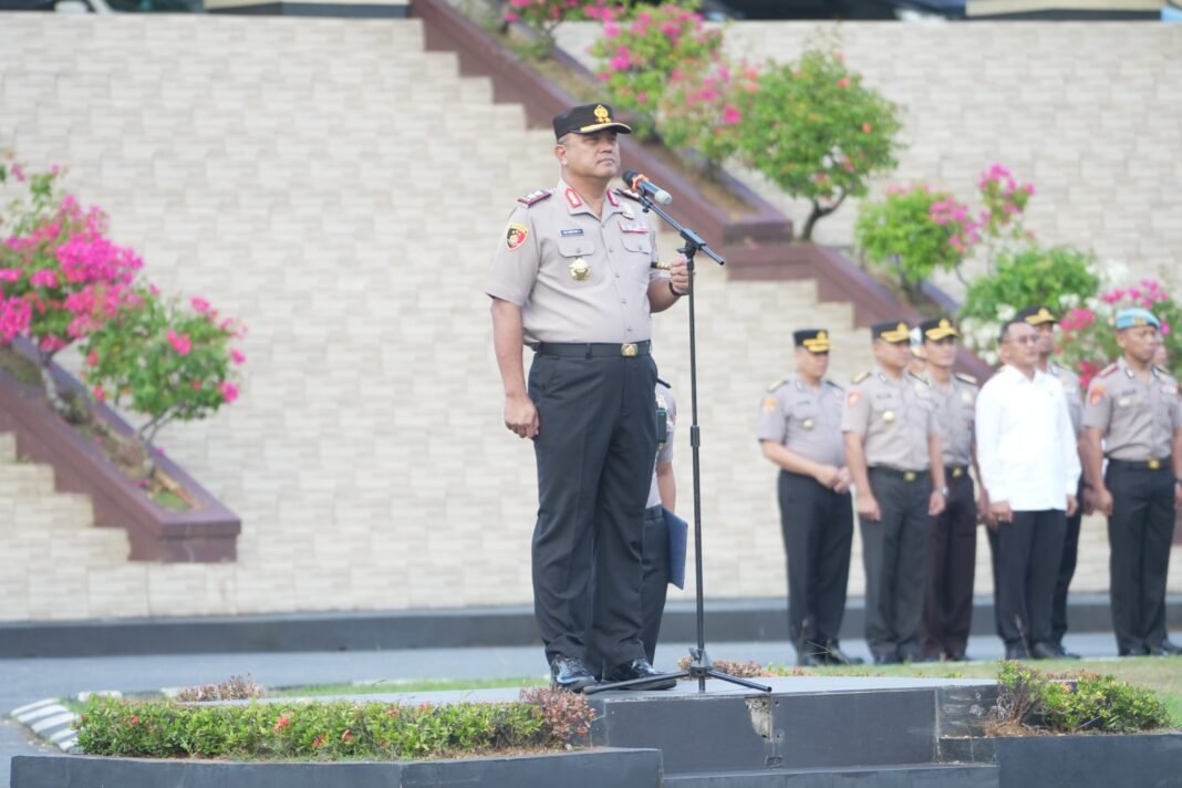 Pimpin Apel Pagi, Kapolda Sulbar Tekankan Profesionalisme dan Keteladanan Keluarga Kapolda Sulbar, Irjen Pol Adi Deriyan Jayamarta saat memimpin apel di lapangan Mapolda Sulbar