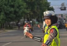 Jaga Keselamatan Pengendara, Ditlantas Polda Sulbar Fokus Pengamanan Jam Sibuk Anggota Ditlantas Polda Sulbar saat melakukan pengaturan dan pengawalan kendaraan