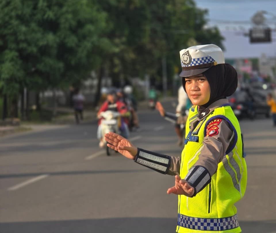 Jaga Keselamatan Pengendara, Ditlantas Polda Sulbar Fokus Pengamanan Jam Sibuk Anggota Ditlantas Polda Sulbar saat melakukan pengaturan dan pengawalan kendaraan