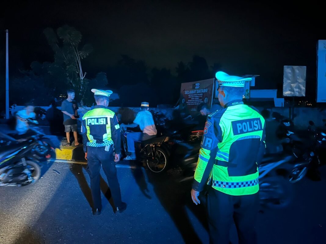 Personel Ditlantas Polda Sulbar, saat melakukan patroli