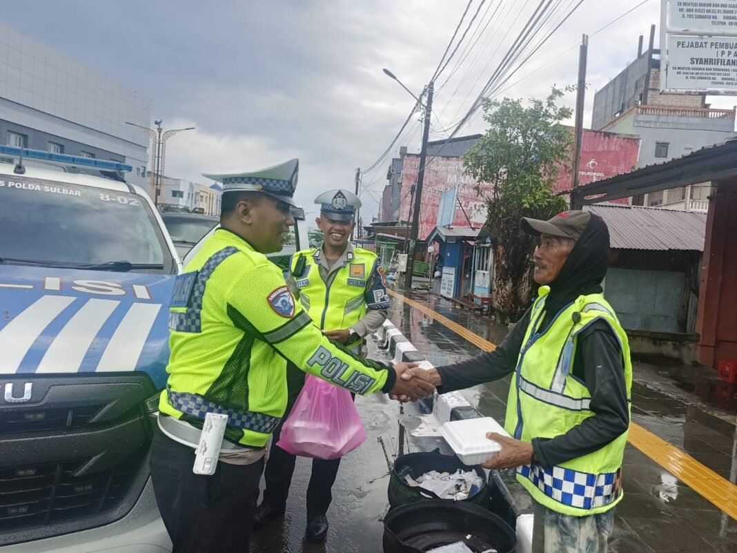 Bangun Kedekatan dengan Warga, Ditlantas Polda Sulbar Rutin Gelar Jumat Berkah Personel Ditlantas Polda Sulbar saat membagikan nasi kotak