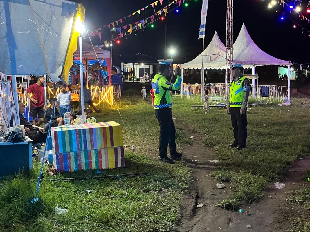 Sambangi Pusat Keramaian, PJR Polda Sulbar Perkuat Keamanan Personel Ditlantas Polda Sulbar saat melakukan pengamanan di salah satu pasar malam di Mamuju