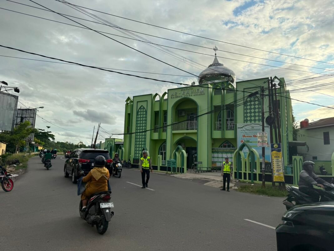 Personel Polantas Polda Sulbar saat melakukan pengamanan di dekat Masjid dalam Kota Mamuju