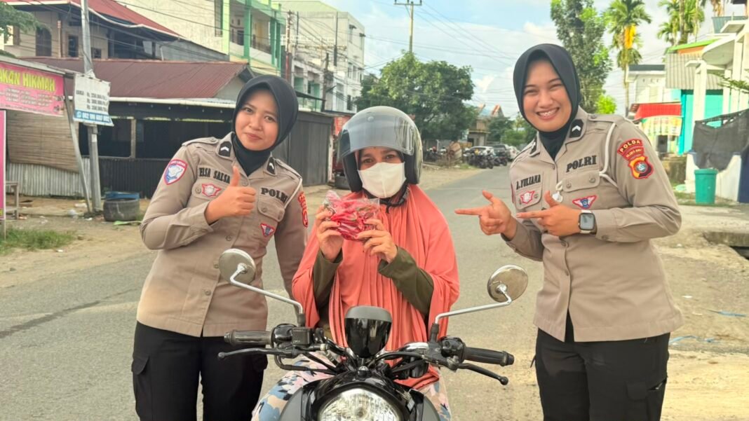 Humanis dan Edukatif, Ditlantas Polda Sulbar Beri Sayur Gratis untuk Pengguna Jalan Taat Aturan Personel Ditlantas Polda Sulbar saat memberikan cabai gratis bagi pengendara