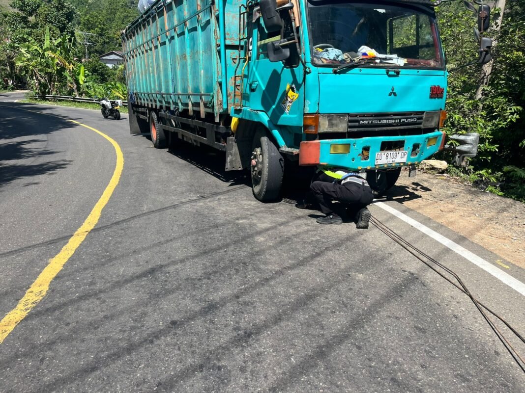 Personel PJR Ditlantas Polda Sulbar saat membantu mobil truk yang mogok