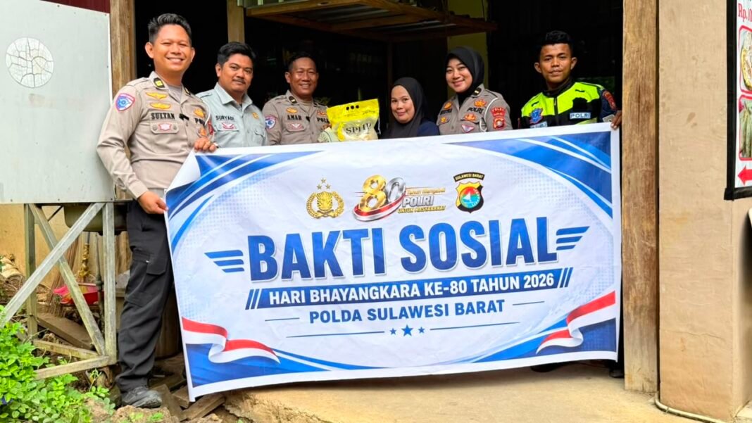 Hari Bhayangkara ke-80, Ditlantas Polda Sulbar Wujudkan Kepedulian Lewat Aksi Sosial Personel Ditlantas Polda Sulbar saat melakukan bakti sosial di Mamuju