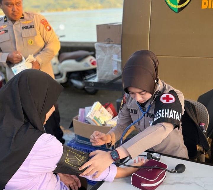 Semarak Hari Bhayangkara ke-80, Bid Dokkes Polda Sulbar Hadirkan Layanan Kesehatan Gratis Salah seorang personel Bid Dokkes Polda Sulbar saat memberikan layanan kesehatan gratis bagi masyarakat