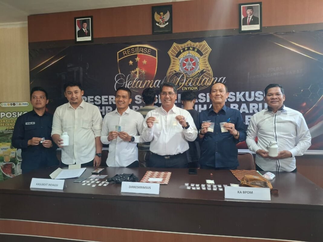 Ditkrimsus Polda Sulbar saat menggelar konferensi pers pengungkapan peredaran obat berbahaya